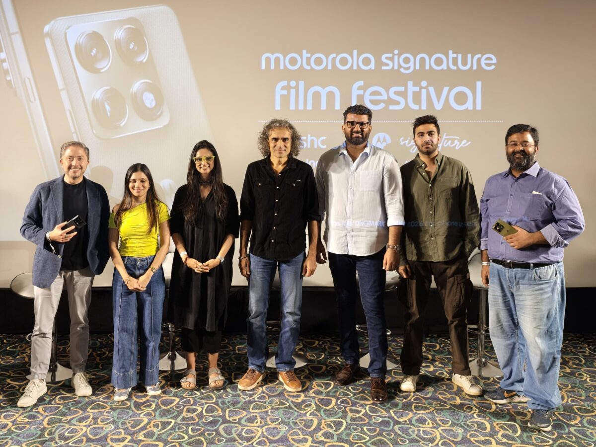 From L To R – Mr. Ruben Castano, VP- Design, Brand & CX Motorola, aspiring film directors Shikha Jain & Riya Kulkarni, Filmmaker Imtiaz Ali, aspiring film directors, Peekansh S Gosain & Amar Vaswani and Shivam Ranjan, Head of Marketing – APAC, Motorola