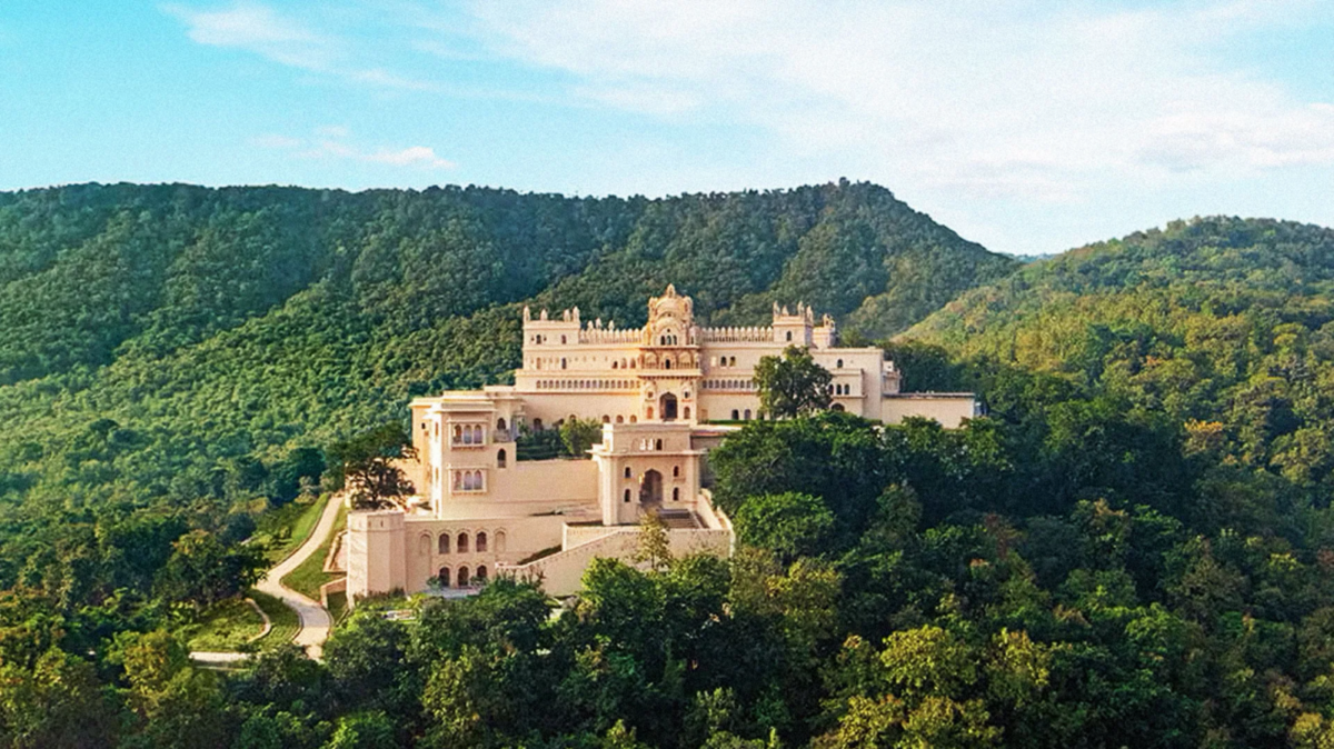 Luxury hotels and royal retreats across Northern India featuring Himalayan resorts, palace stays, lakeside escapes, and desert luxury experiences.