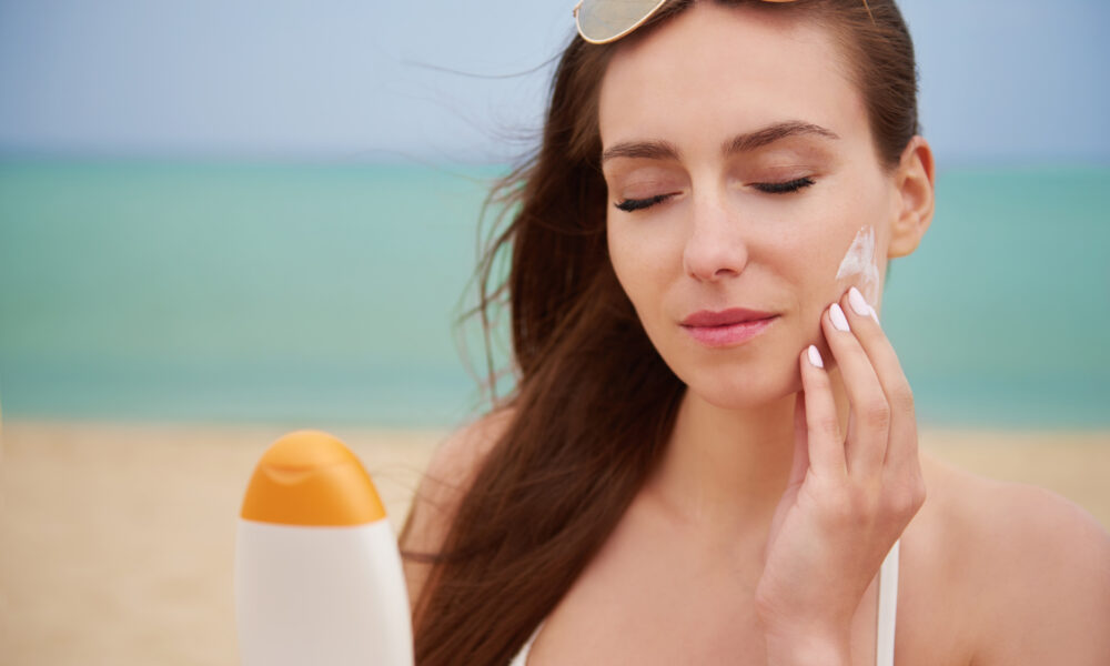 Summer skincare guide with sunscreen tips, dermatologist-approved ingredients, and a step-by-step routine to prevent tanning, pigmentation, acne, and dehydration in hot, humid weather.