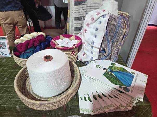 Birla Cellulose's Handloom Initiative Brings New Possibilities for Traditional Weaving 117 Indian handloom weavers creating sustainable fabrics using Livaeco™ fibres
